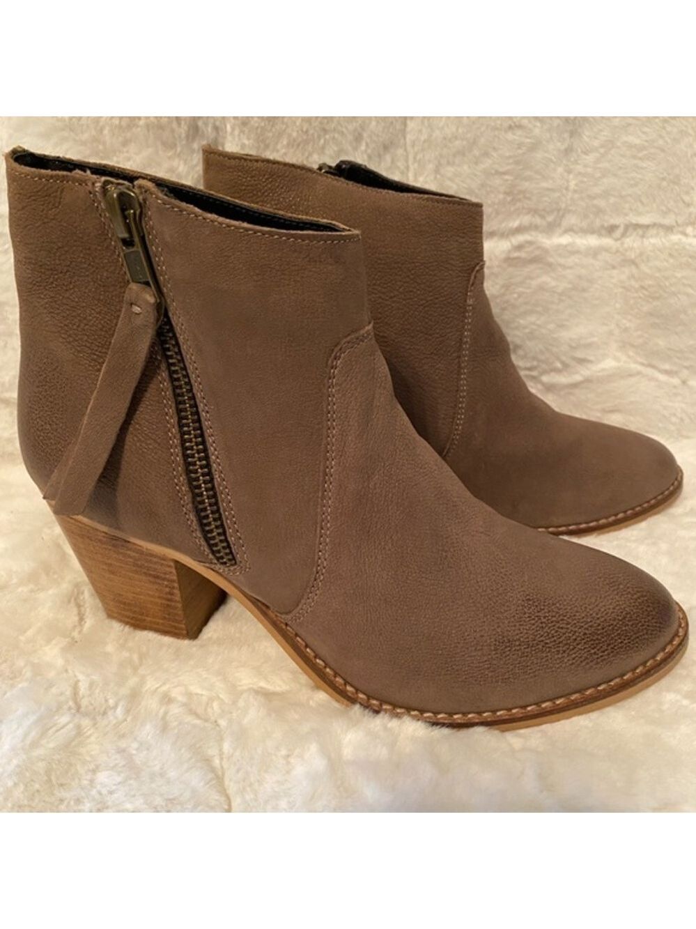 Urban Outfitters Tan Ankle Boots. Size 7.5 Side Zip with Tassel.Suede New